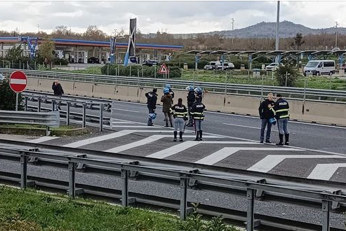 Scontri tra ultras di Napoli e Roma dove fu ucciso Sandri: il video, caos in A1