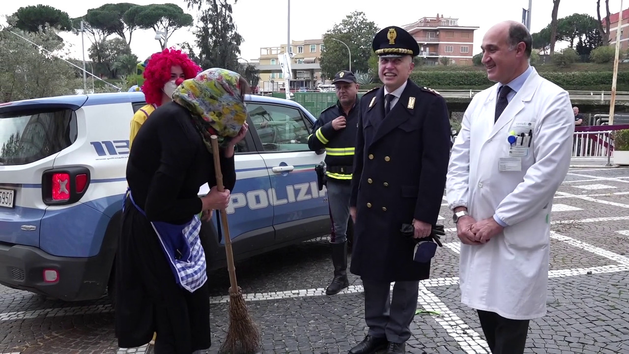 Poliziotta “befana” per i bambini del Policlinico Gemelli di Roma