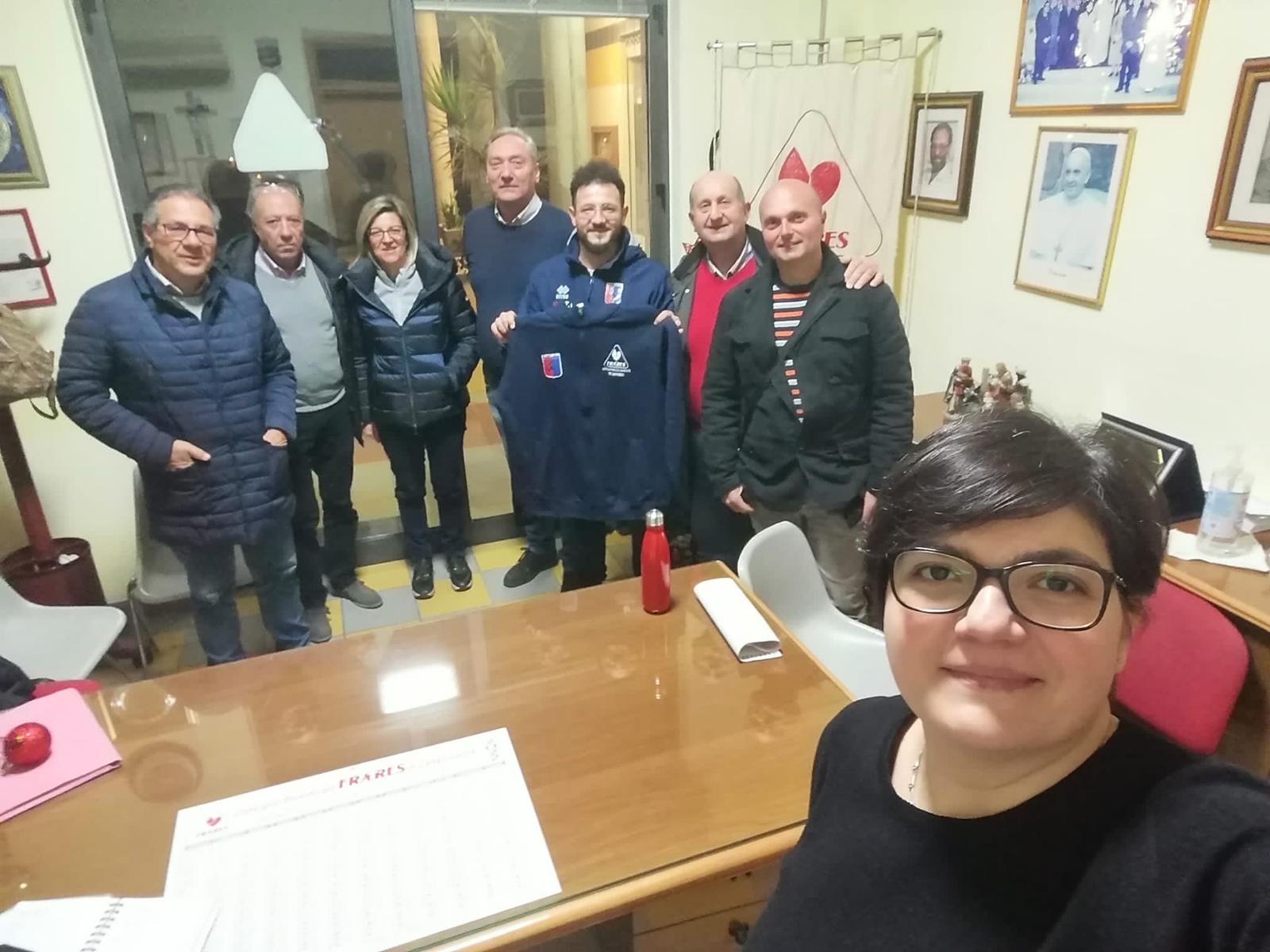 Fratres Mussomeli, felpe e Kway  a ragazze della Don Bosco Strauss Girlsl, squadra di calcio a 5 femminile