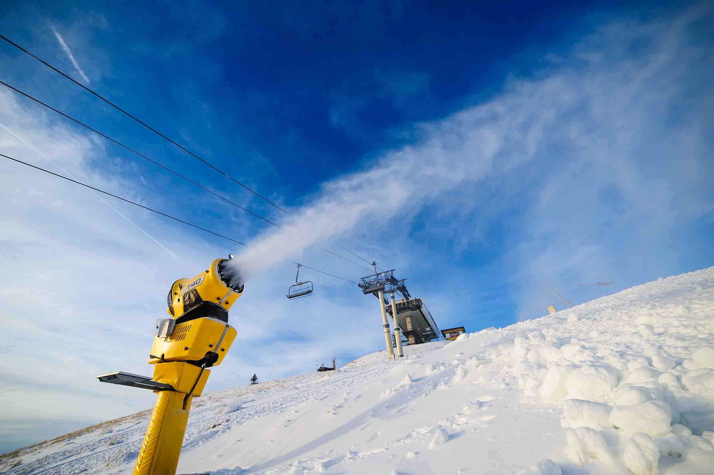 Tragedia sulla neve: giovane sciatore di 29 anni si schianta conto un cannone sparaneve e muore