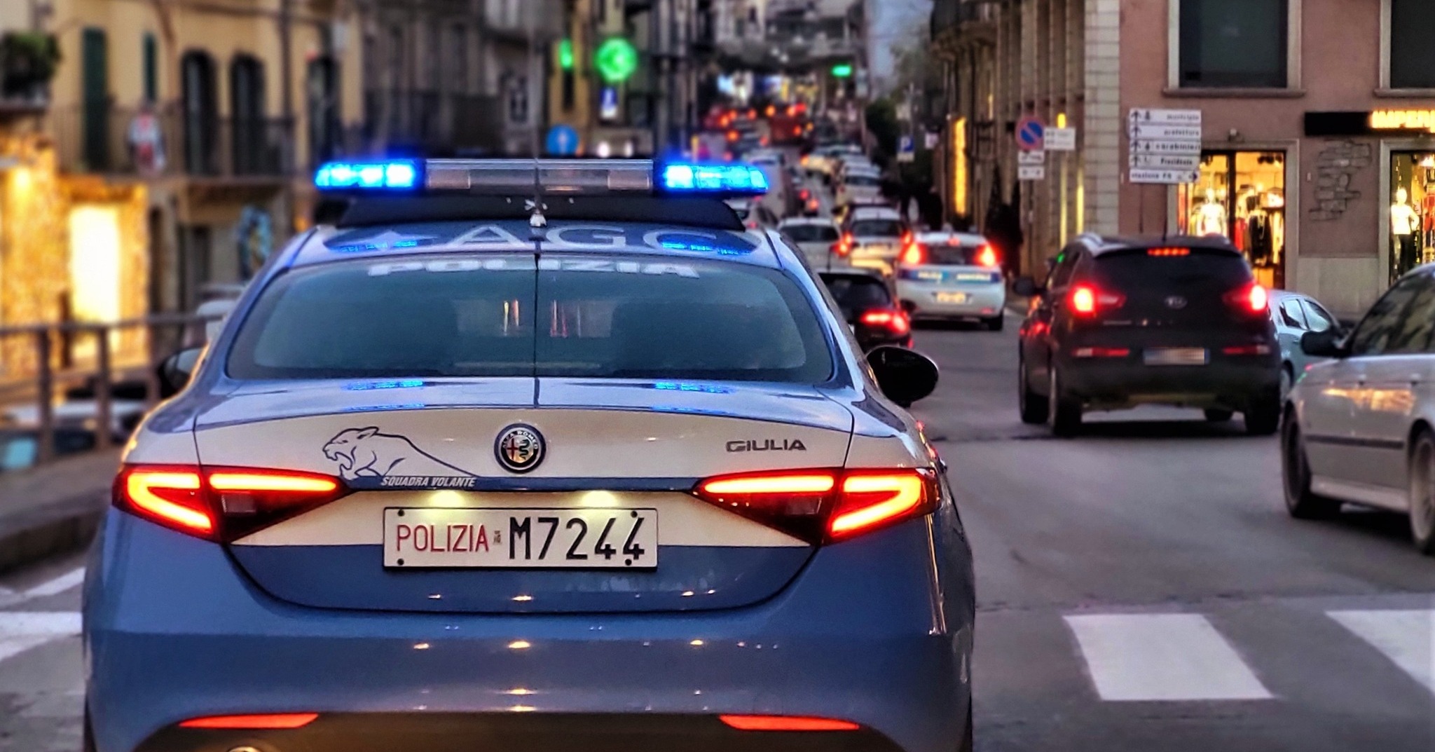 Caltanissetta. Fermata alla guida di un’auto senza patente, assicurazione e revisione. Denunciata e sanzionata dalla Polizia