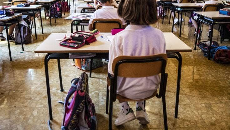 Fa recitare l’Ave Maria a scuola: maestra sospesa 20 giorni con riduzione dello stipendio