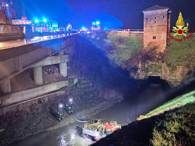 Auto finisce in un canale: nello schianto morte tre persone, ferita una quarta