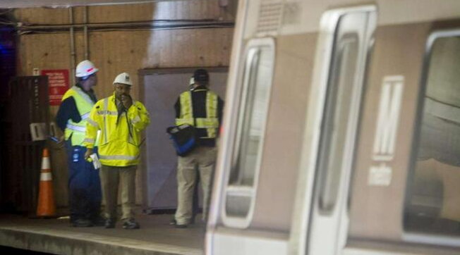 Scende dalla metro, ma il suo cane resta bloccato all’interno: padrone, che l’aveva al guinzaglio, muore trascinato sui binari