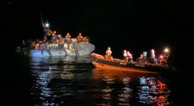 Donna incinta tra gli otto morti su un barcone di migranti soccorso a largo di Malta