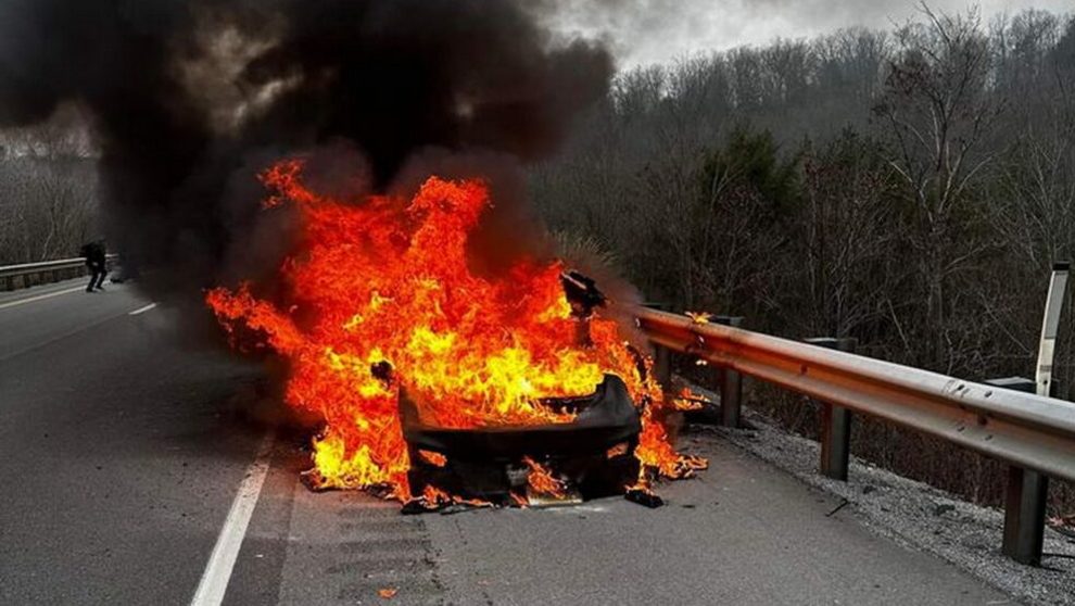 Auto si schianta e prende fuoco, ragazza muore carbonizzata nell’abitacolo