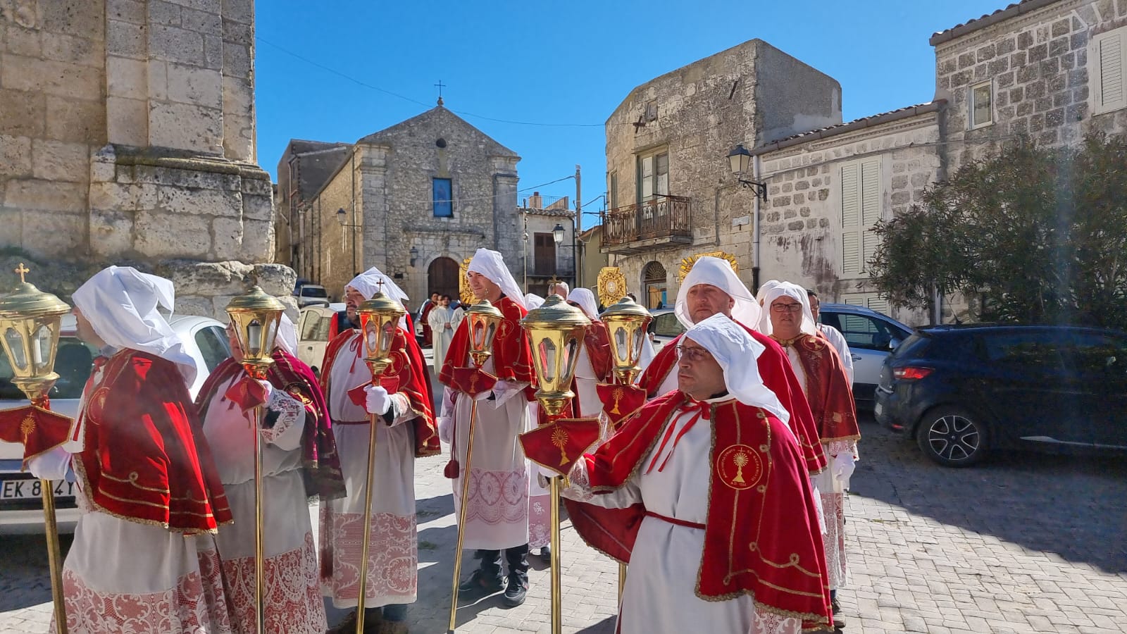 Mussomeli, Seminaristi per le Quarantore Madrice. Impegno Arciconfraternita e parrocchiani. Partecipata processione con canti e banda musicale (IL VIDEO)