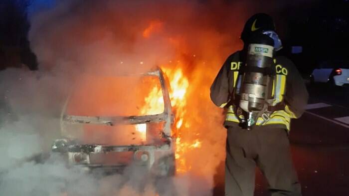 “Zio mi presti dieci euro?” Dopo il no, il nipote gli incendia l’auto