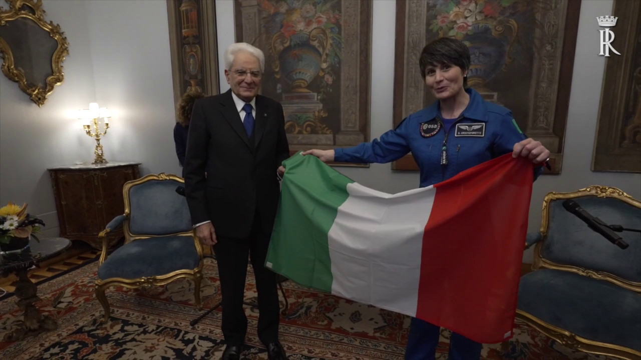 Cristoforetti restituisce a Mattarella tricolore portato nello spazio