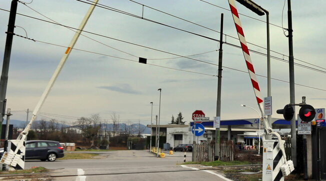 Resta appeso per venti minuti alla sbarra del passaggio a livello: tredicenne salvato dalla polizia