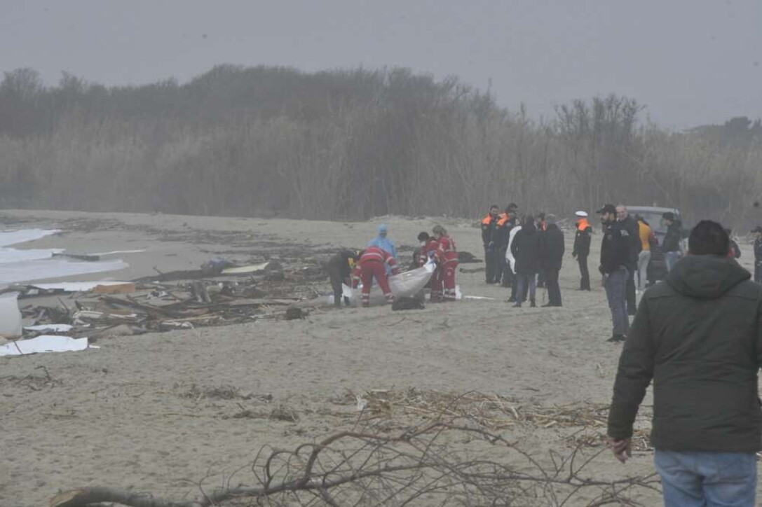 Migranti, naufragio Crotone: sale il numero delle vittime, 43 morti