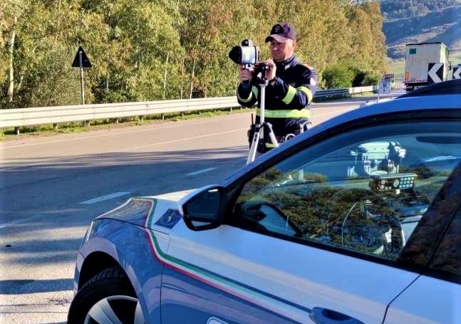 Fermato al posto di blocco, prova a distrarre i poliziotti con trucchi di magia