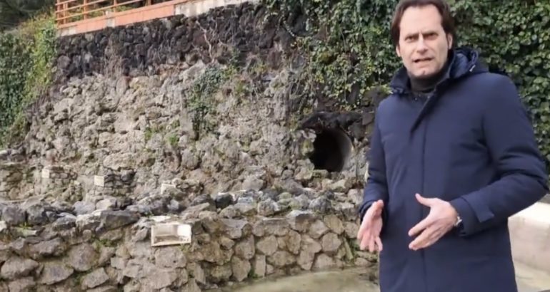 San Cataldo. Vandalizzata la fontana della villa comunale. Appello del sindaco: “Cittadinanza collabori segnalando vandalismi”