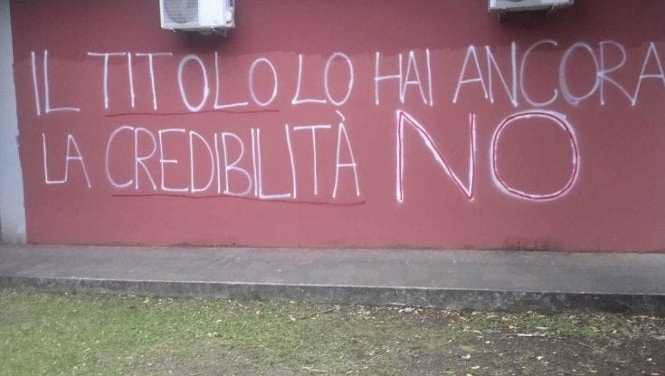 Scritte contro prof che bocciò suo figlio, padre a processo: ne ha disseminate almeno 60 sui muri cittadini