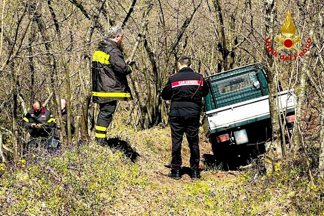 Coppia di ottantenni scompare a bordo di un’Apecar: lei viene trovata morta, lui in stato confusionale. È giallo