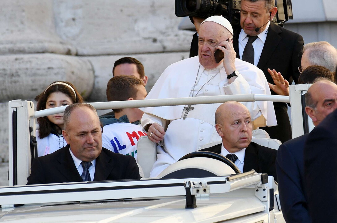 Papa Francesco a Piazza San Pietro “distratto” dal cellulare: chi lo ha chiamato?