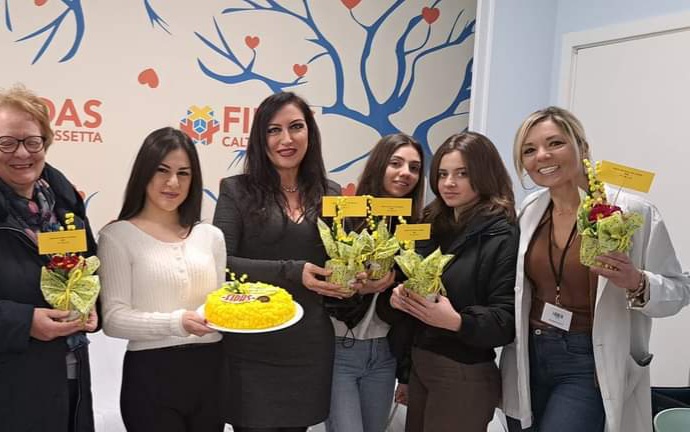 Caltanissetta, FIDAS celebra le donatrici dell’8 marzo con un omaggio floreale e una fetta di torta mimosa