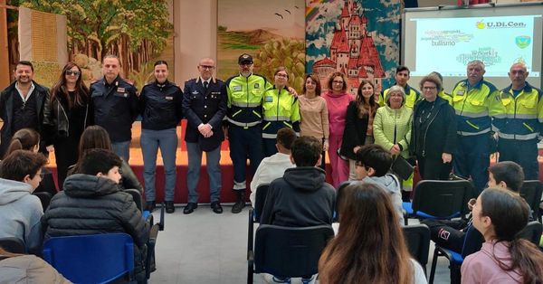 Nel nisseno, la polizia incontra gli studenti:  sensibilizzazione e prevenzione dei rischi e dei pericoli della rete