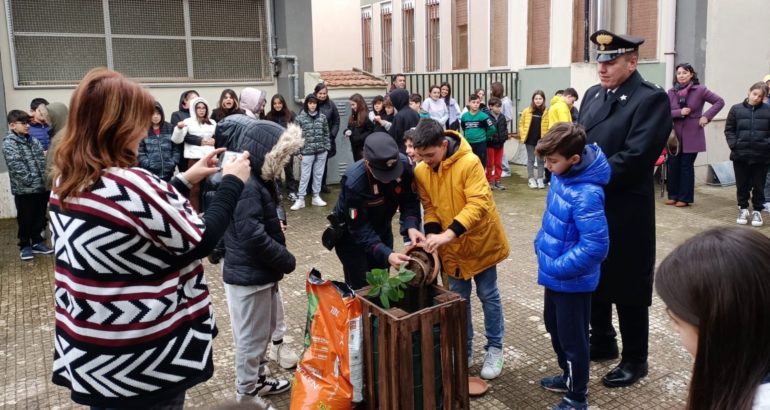 San Cataldo. Alla scuola media “Carducci” impiantato l’albero Falcone con il progetto “Un albero per il futuro”