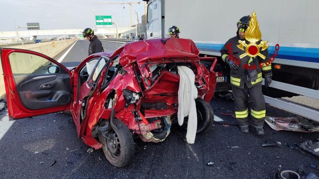 Scontro tra tir e tre auto: nonna e nipote muoiono sul colpo. Quattro i feriti