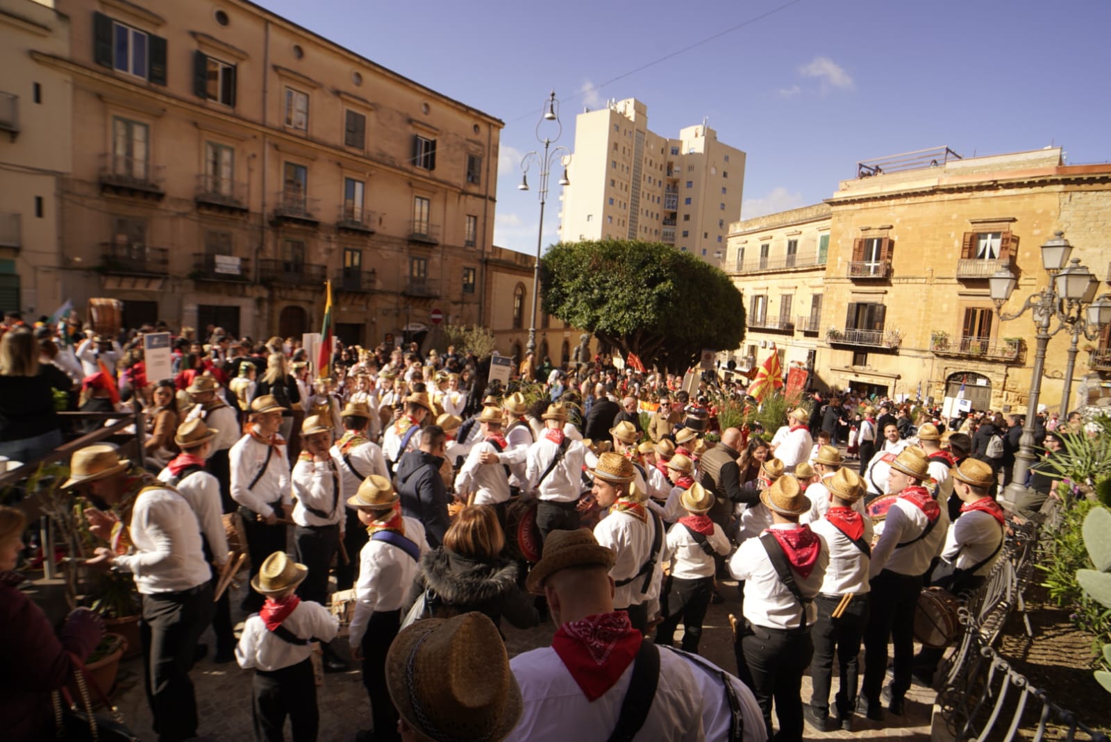 Prima grande parata del 75° Mandorlo in fiore