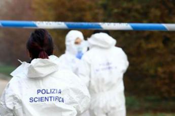 Ragazza trovata morta in strada a Pavia, grave l’amica: ipotesi incidente in monopattino