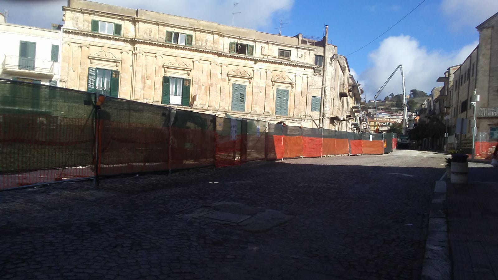 Mussomeli, lavori in Piazza Umberto.Lamentele esercenti per Via Palermo transennata