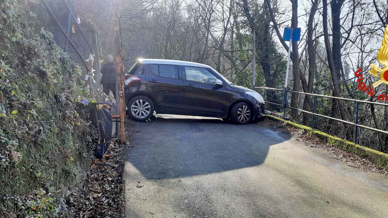 Il navigatore lo porta in una strada chiusa: fa manovra e rimane incastrato, “salvato” dai vigili del fuoco