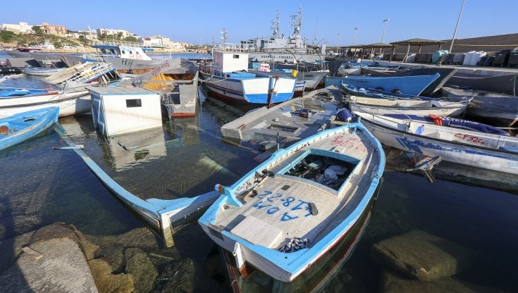 Migranti, dopo intervento Schifani iniziata rimozione barconi abbandonati a Lampedusa