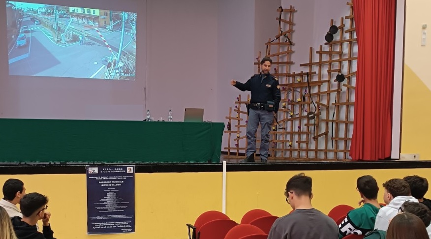 Caltanissetta. Incontro tra la Polizia e gli studenti del Liceo Scientifico “Volta” sul tema sicurezza stradale e viaggi