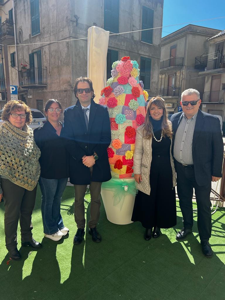 San Cataldo. In piazza San Giuseppe tanta curiosità e ammirazione per l’uovo di Pasqua realizzato all’uncinetto