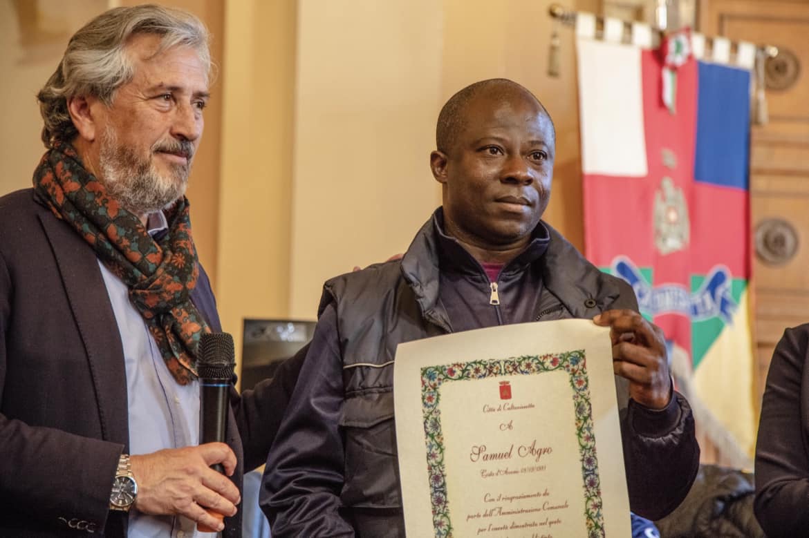 Caltanissetta. Premiato dal sindaco un migrante per aver trovato in strada e restituito una borsa