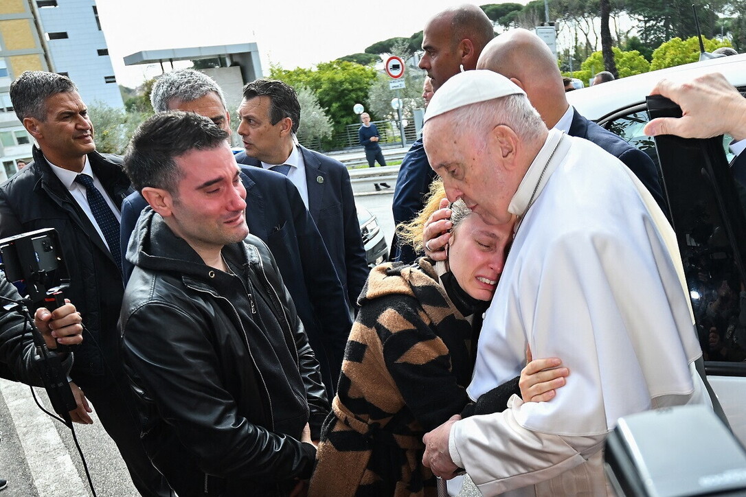 Dimesso dal Gemelli, il Papa abbraccia una coppia che ha perso la figlia