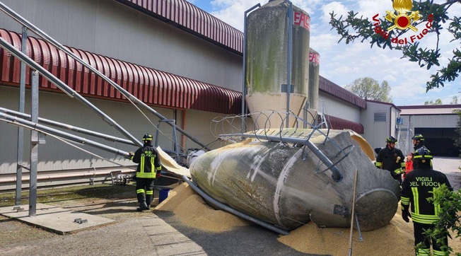 Terribile tragedia: 18enne urta un silos che crolla e schiaccia l’auto, morta con i fratelli di 14 e 10 anni