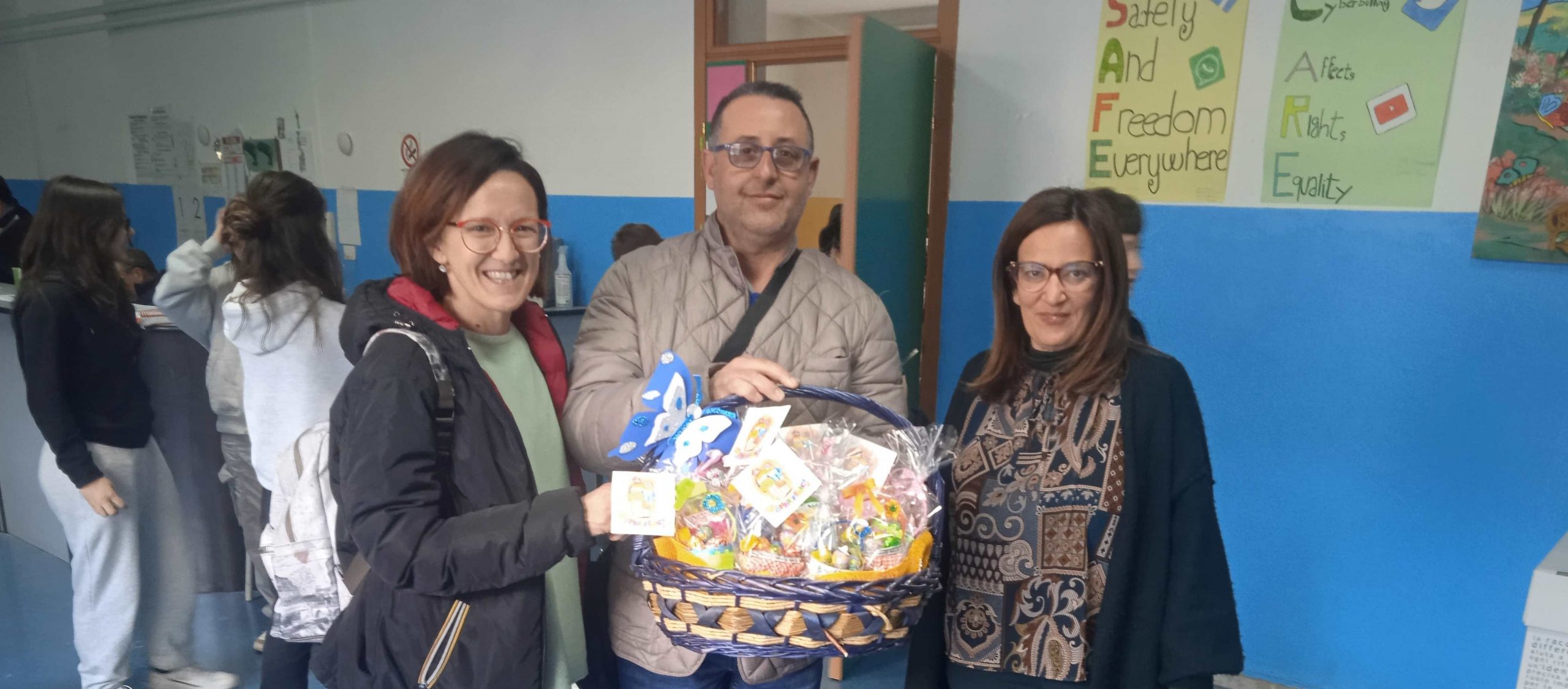 Caltanissetta. All’Istituto Martin Luther King cesto regalo di Pasqua per gli alunni dai loro nonni