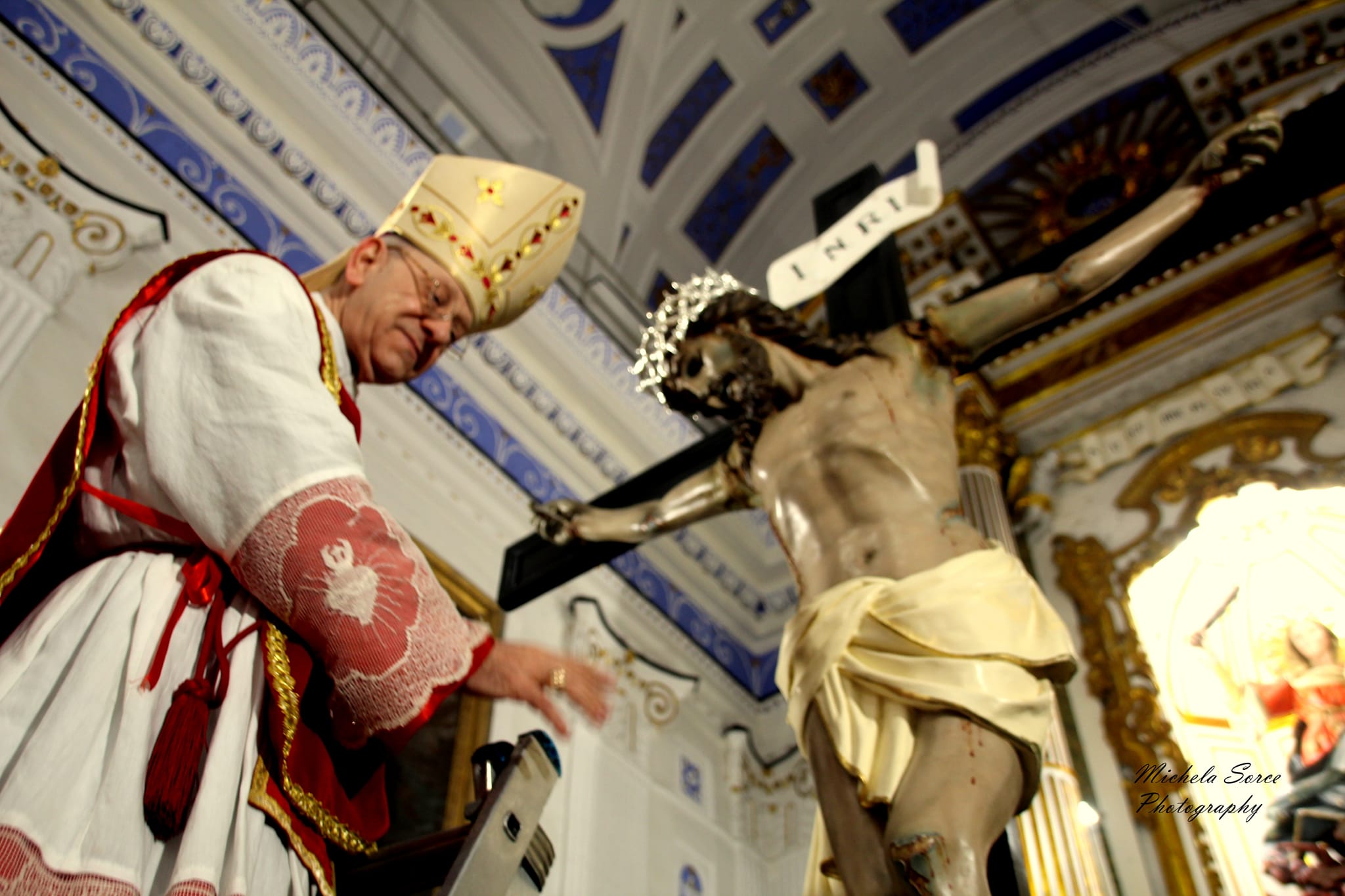 Giornata storica per l’Arciconfraternita di Mussomeli. L’incoronazione del Cristo della Sacra Urna della Madrice da parte del Vescovo Russotto.