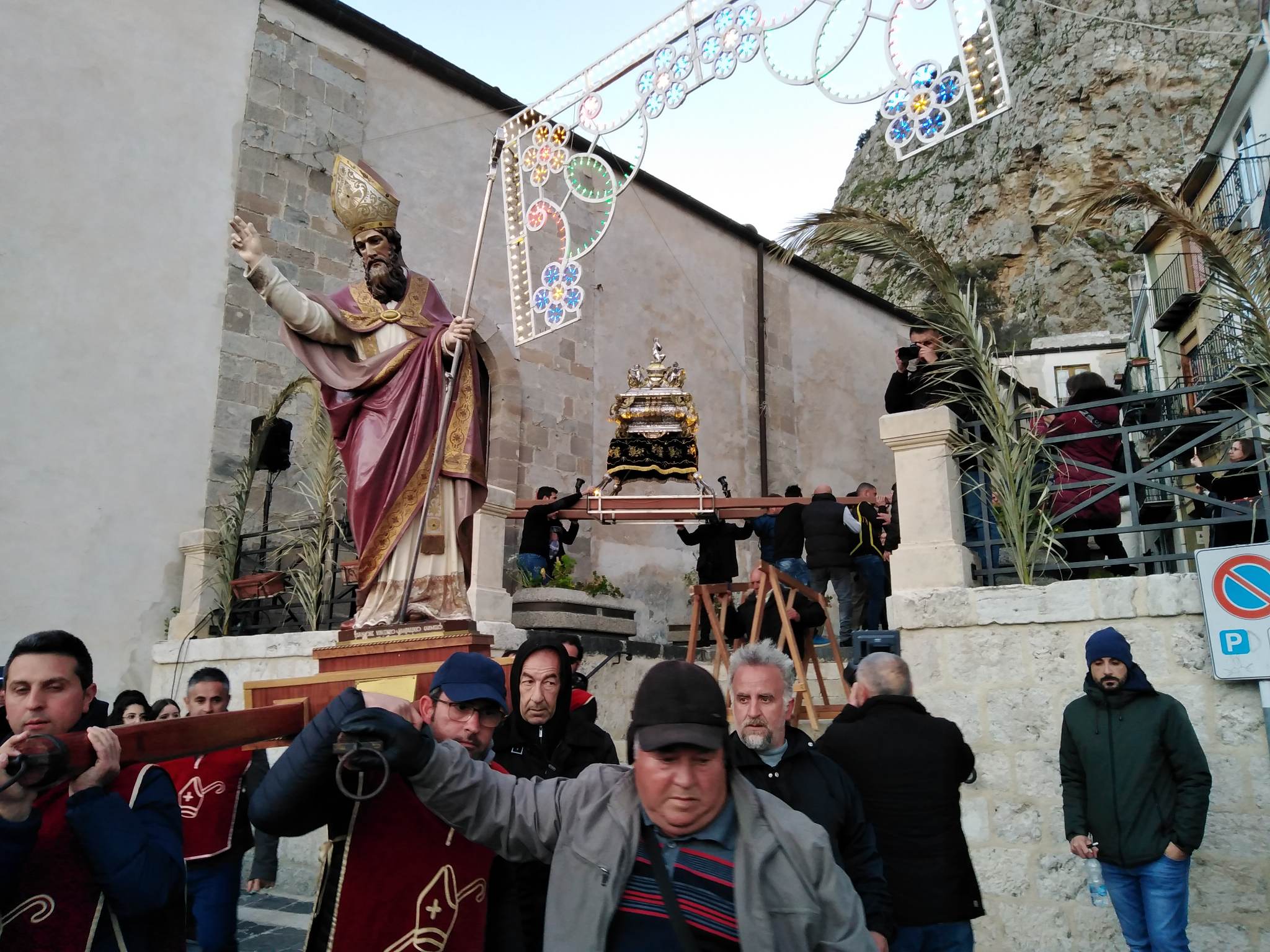 Sutera in festa: Rientrano in cima al monte “Li Santi Casci” e il simulacro di San Paolino. In contemporanea evento gastronomico “Profumi e Sapori  suteresi