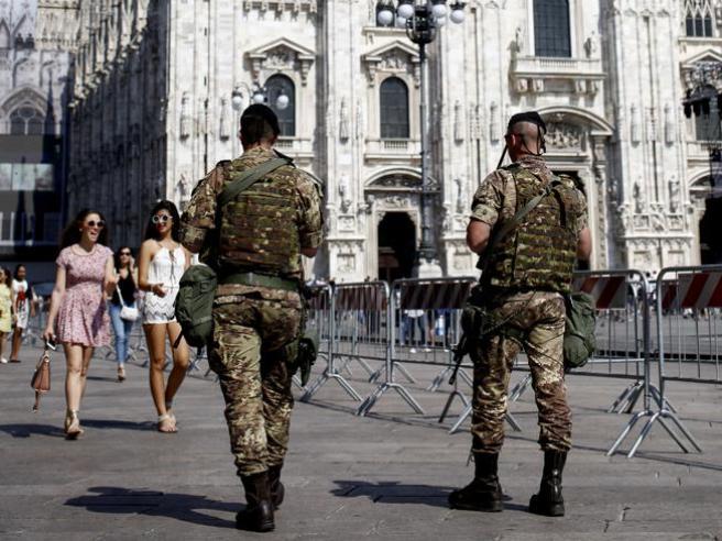 Catcalling, condannati tre militari