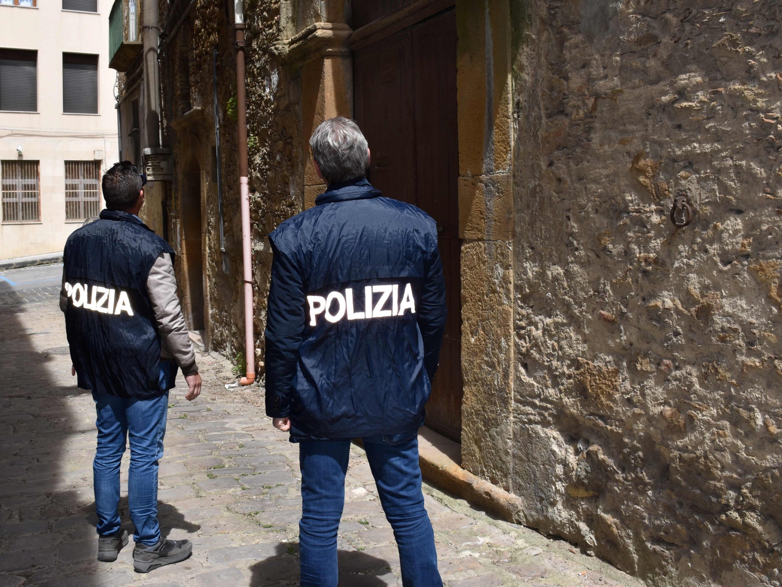 Furto, violazione di domicilio, oltraggio a pubblico ufficiale: eseguito ordine di carcerazione dalla Polizia