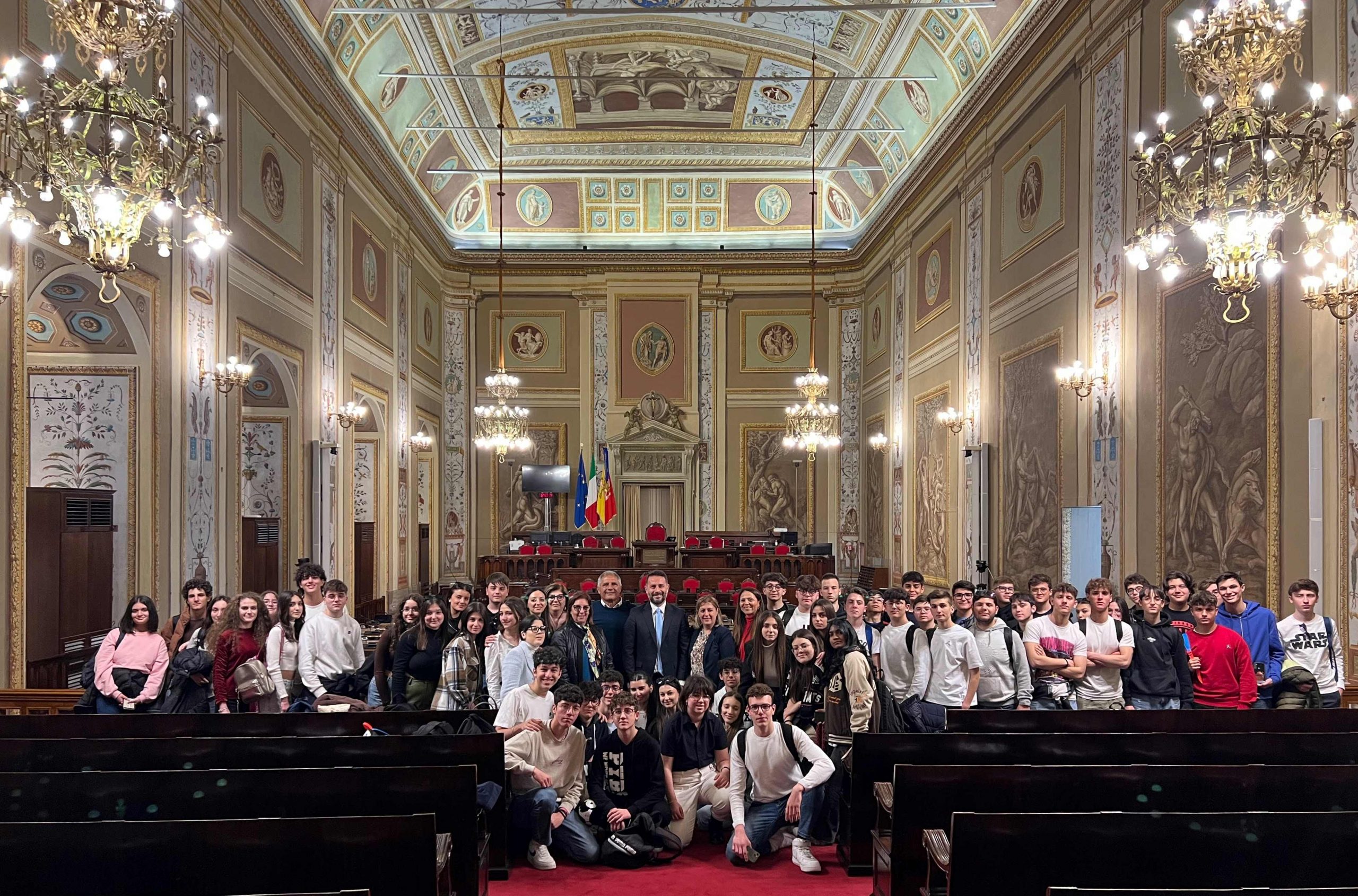 Studenti del Vittorini di Gela in visita a Palazzo dei Normanni. Ad ospitarli il vice presidente dell’ARS Nuccio Di Paola