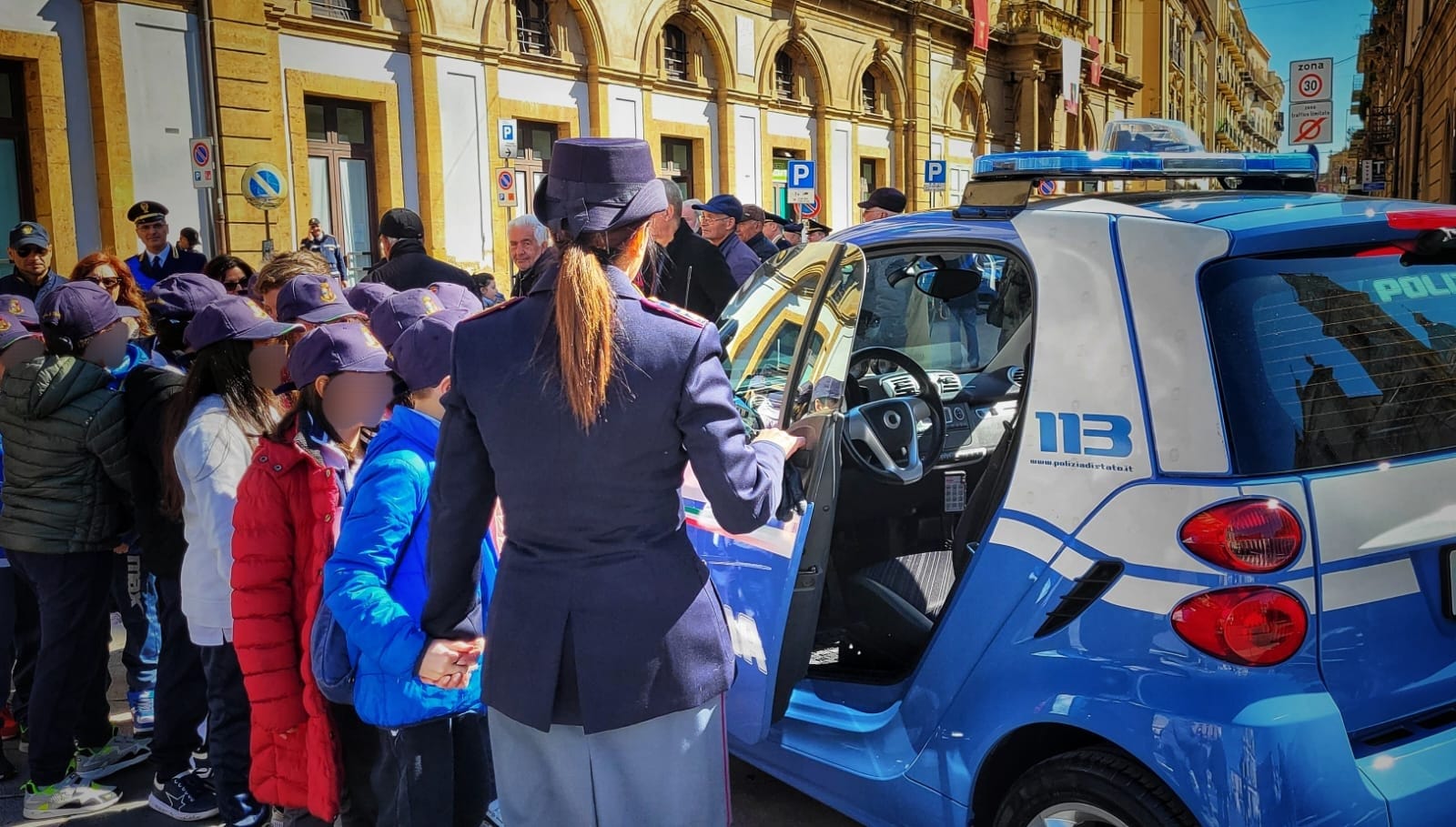 Caltanissetta. Per il 171° anniversario di fondazione della Polizia, c’erano anche gli alunni del Circolo didattico “Leonardo Sciascia”