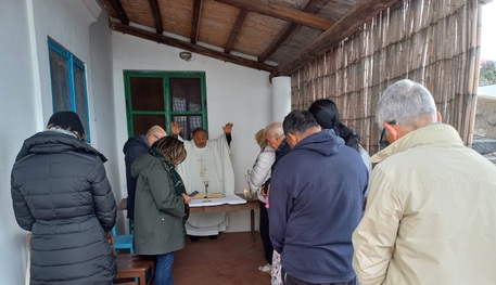 Frate Cappuccino di Caltanissetta, da Stromboli a Ginostra per messa di Pasqua in terrazza privata perche la chiesa è inagibile