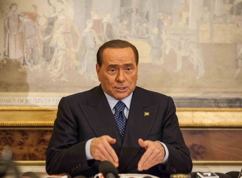 Berlusconi: notte tranquilla, oggi nuovi accertamenti. Al momento non sono previsti bollettini medici