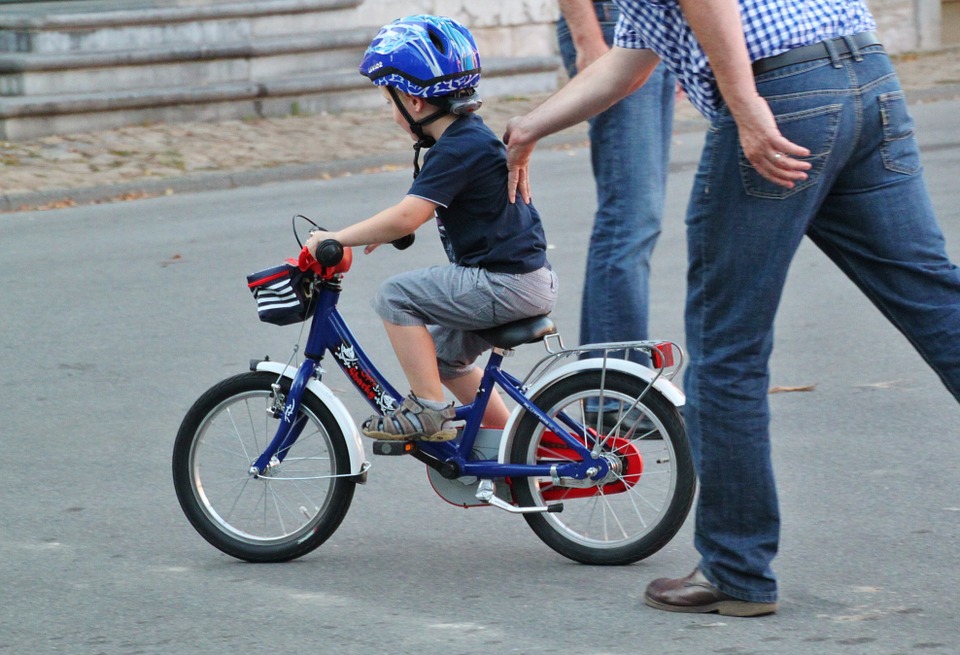 Bimbo in bici al parco urta anziana che muore, indagato padre per responsabilità genitoriale: ipotesi è omicidio colposo