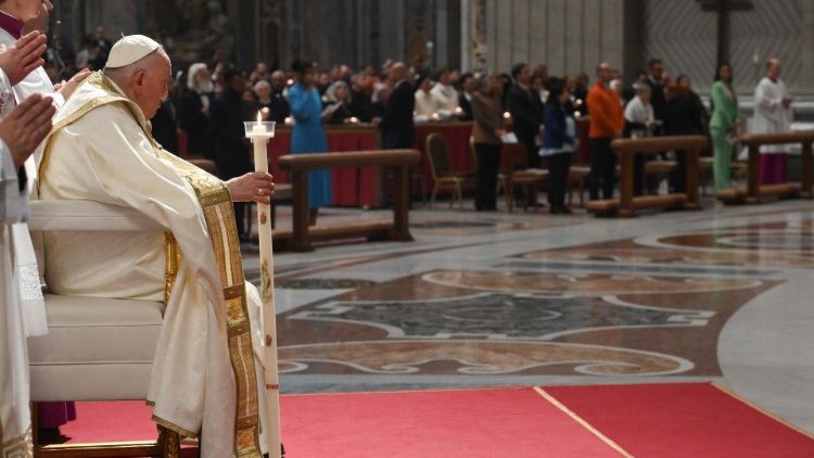 Veglia di Pasqua con Papa Francesco: in 8 mila nella Basilica Vaticana