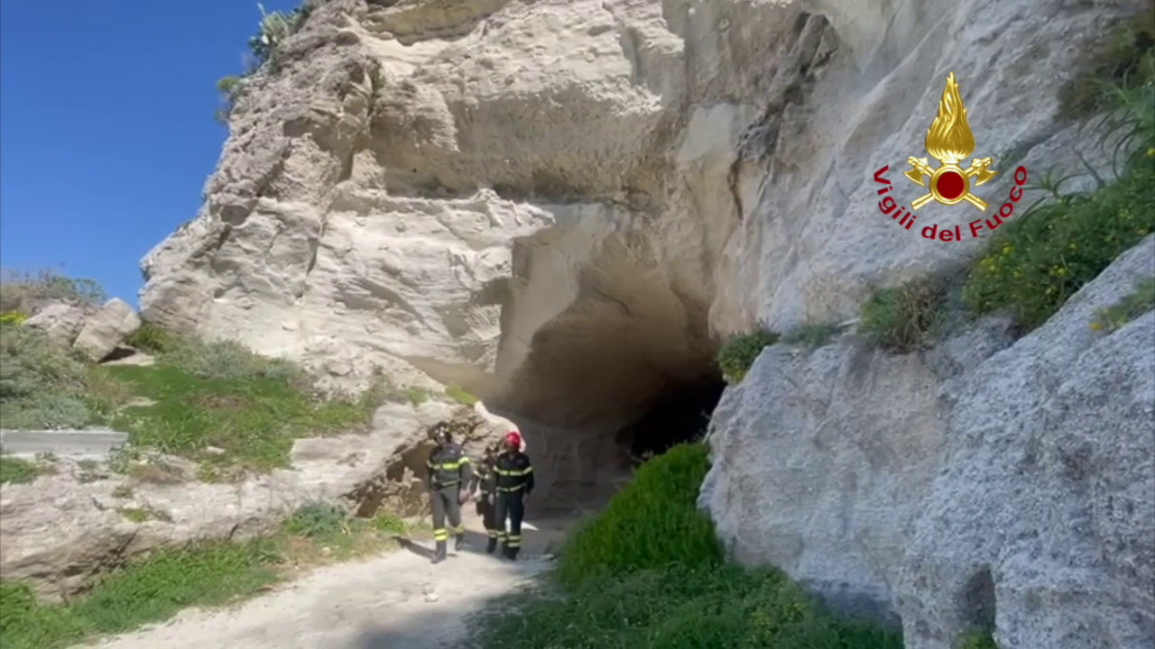 Crolla parte del costone sul mare a Tropea, le prime immagini