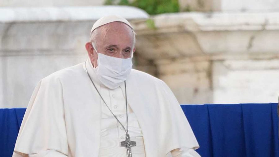 Via Crucis, il Papa non andrà al Colosseo: la seguirà da Santa Marta