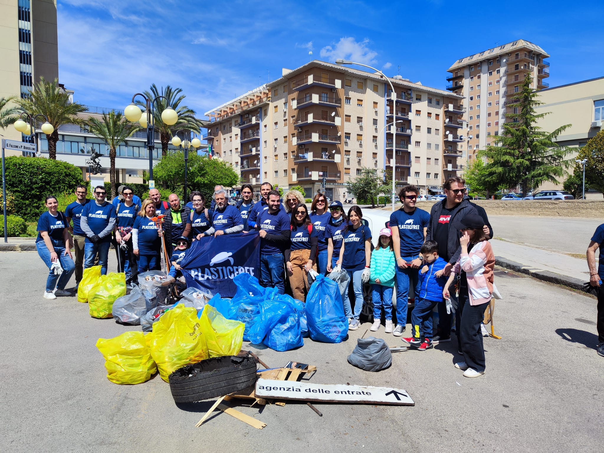 Caltanissetta, Giornata della Terra: Plastic Free “recupera” dalle strade cicche di sigarette e rifiuti ingombranti