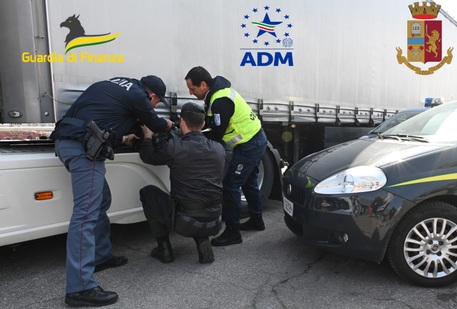 Sequestrati 22 kg di oppio nascosto in autoarticolato iraniano: operazione di GdF, Polizia, Agenzia Dogane