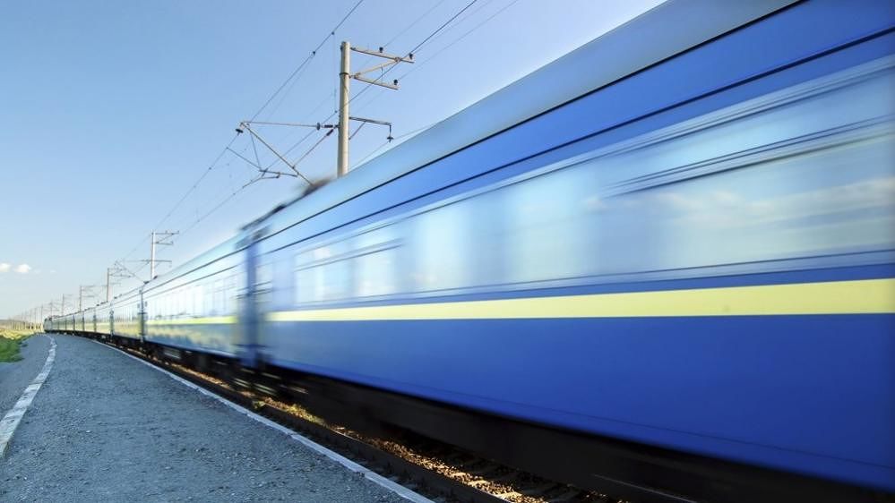 Attraversa i binari, viene urtato dal treno e sbalzato contro un albero: tragica fine per un 24enne